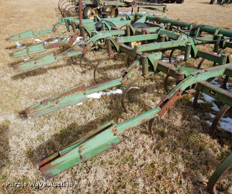 image for item DF0043 John Deere 1010  field cultivator