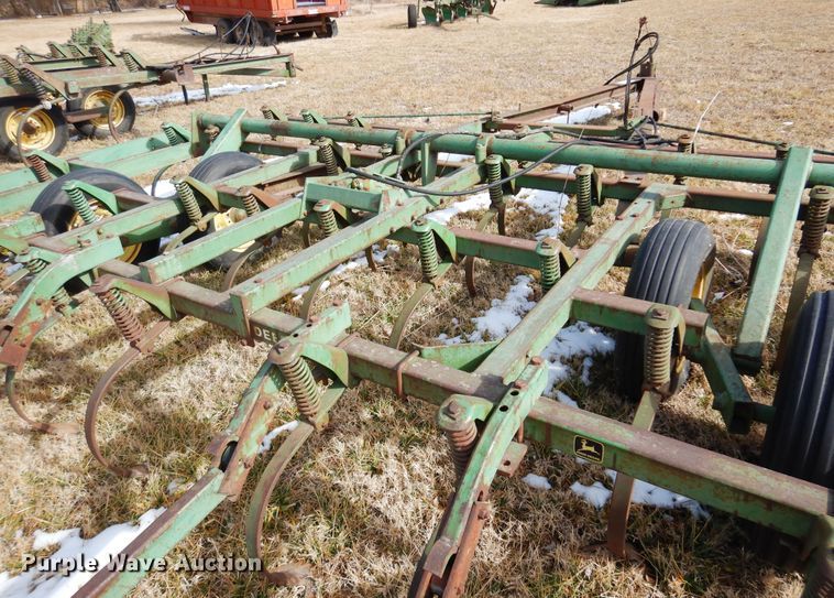 image for item DF0043 John Deere 1010  field cultivator