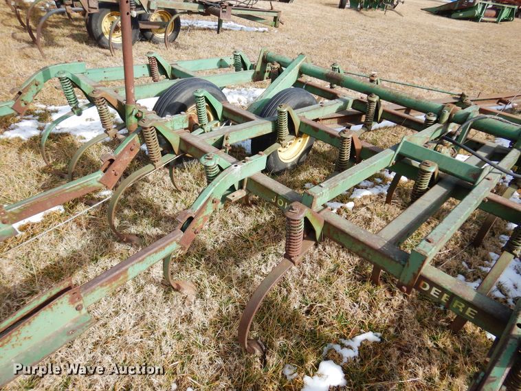 image for item DF0043 John Deere 1010  field cultivator