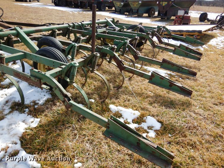 image for item DF0043 John Deere 1010  field cultivator