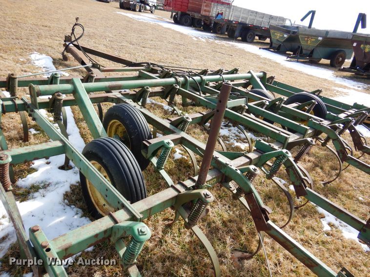 image for item DF0043 John Deere 1010  field cultivator