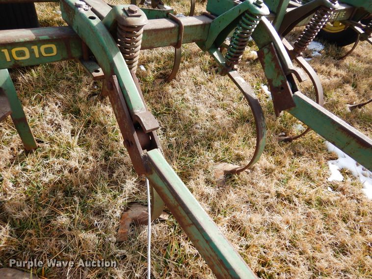 image for item DF0043 John Deere 1010  field cultivator