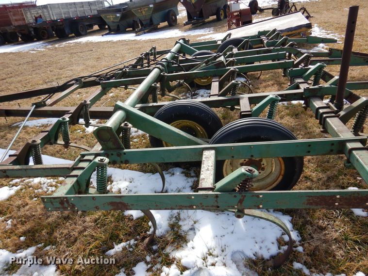 image for item DF0043 John Deere 1010  field cultivator