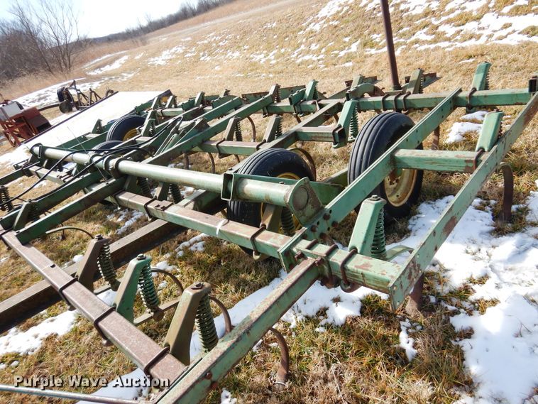 image for item DF0043 John Deere 1010  field cultivator