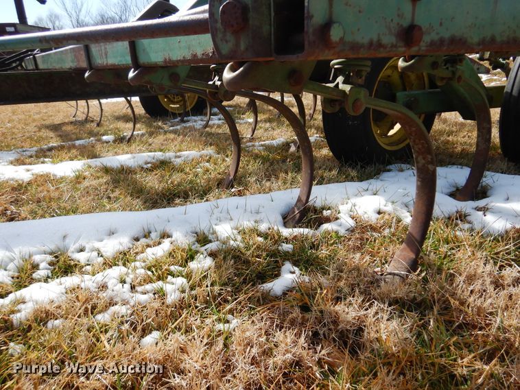 image for item DF0043 John Deere 1010  field cultivator