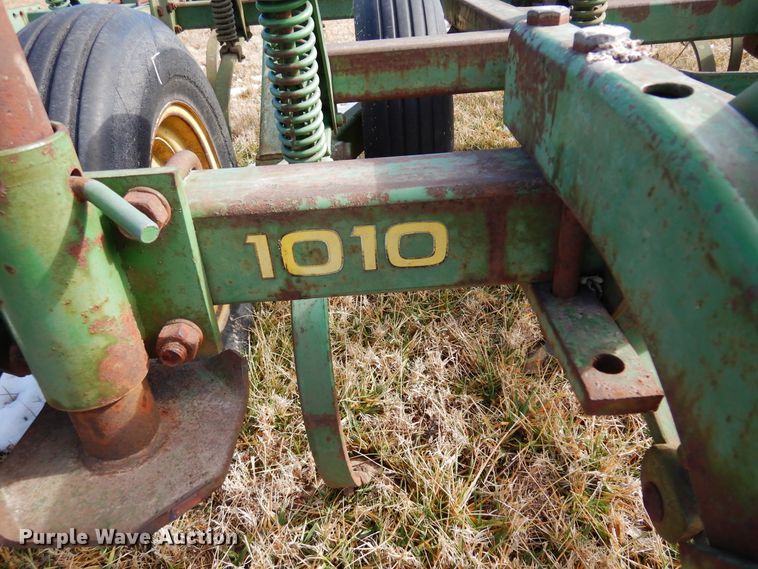 image for item DF0043 John Deere 1010  field cultivator