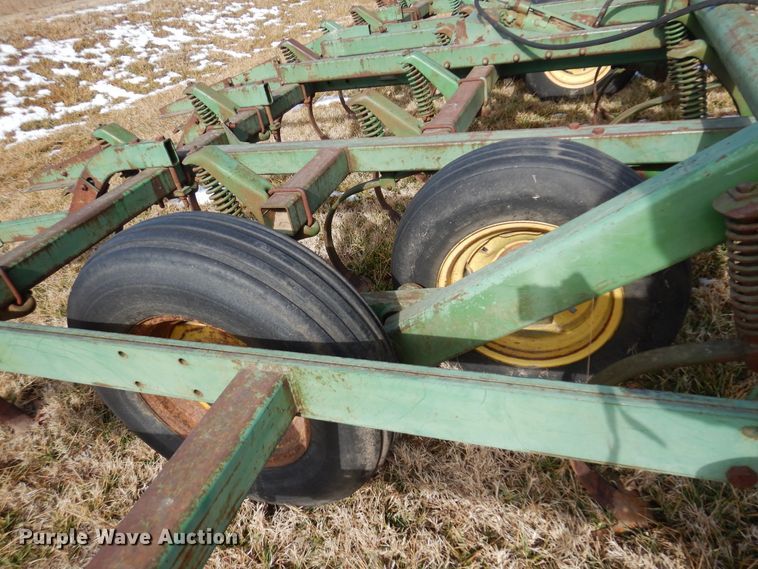 image for item DF0043 John Deere 1010  field cultivator
