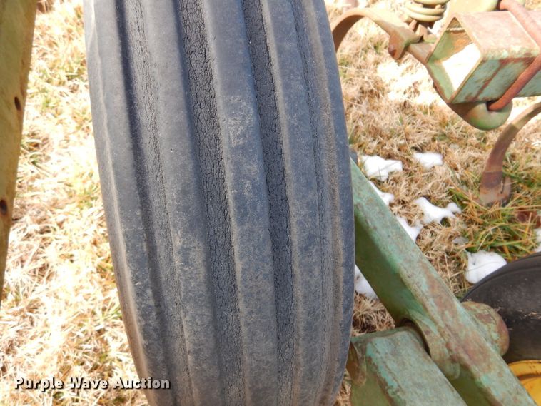 image for item DF0043 John Deere 1010  field cultivator