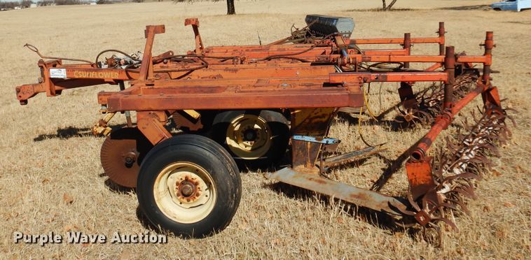 image for item DF0107 Sunflower 79J-14  sweep plow