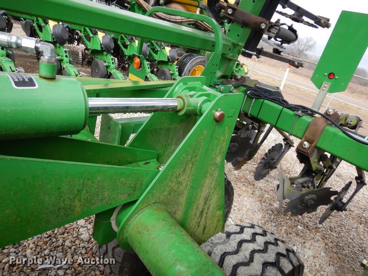 image for item DI8662 2013 John Deere 2510S  strip-till