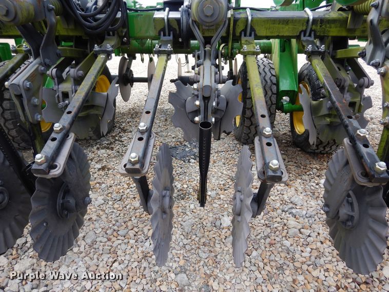 image for item DI8662 2013 John Deere 2510S  strip-till