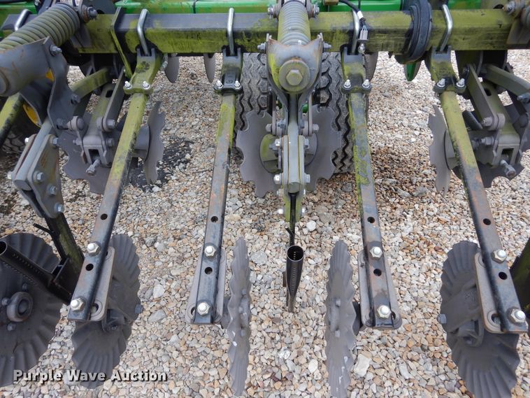 image for item DI8662 2013 John Deere 2510S  strip-till