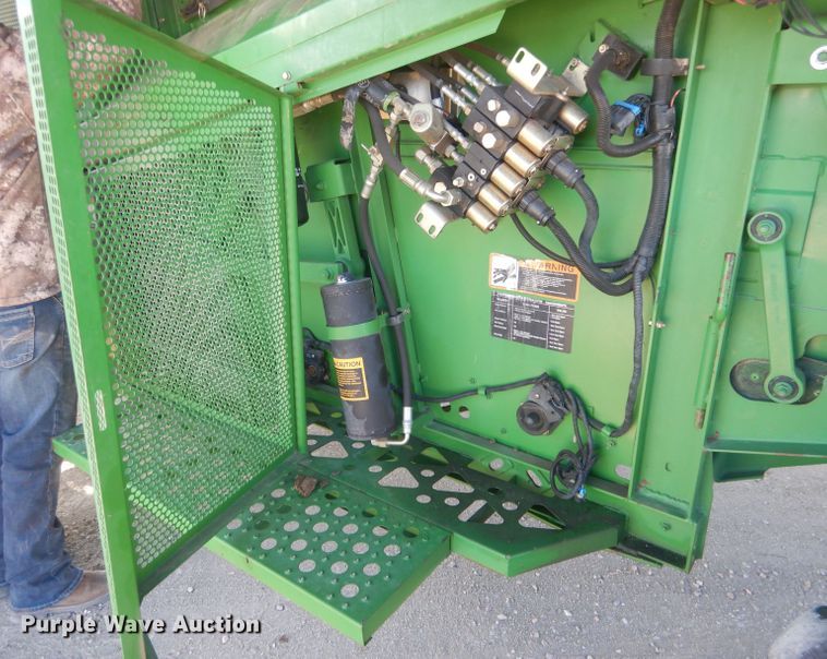 image for item DJ1264 2001 John Deere 9750 STS  combine