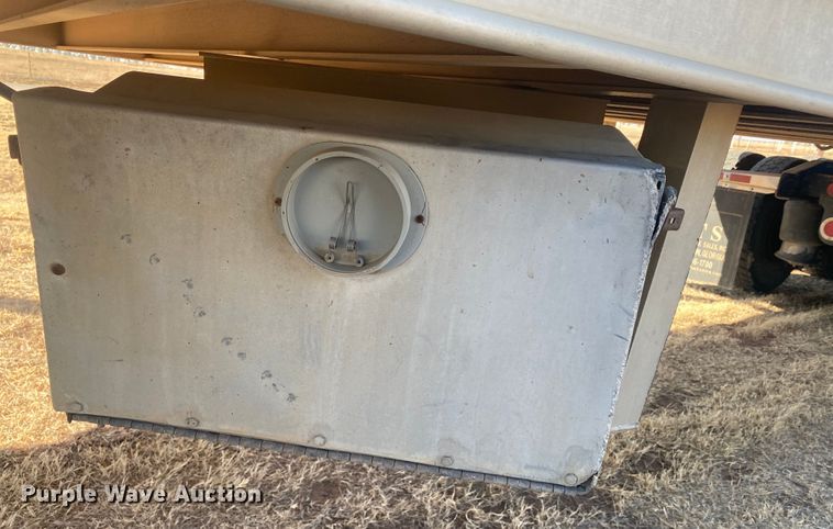 image for item DM8300 1999 Barrett  livestock trailer