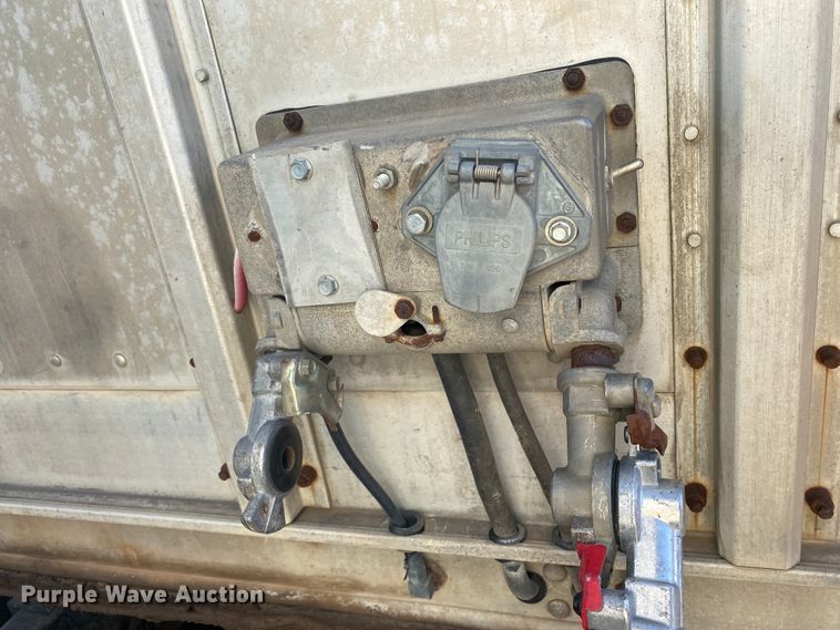 image for item DM8300 1999 Barrett  livestock trailer