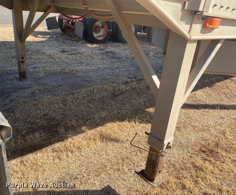 image for item DM8300 1999 Barrett  livestock trailer