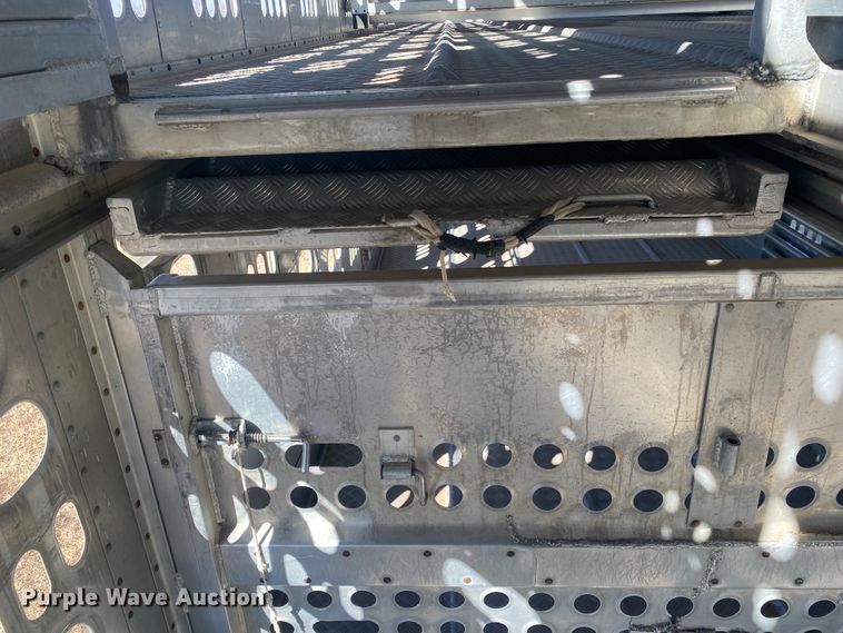 image for item DM8300 1999 Barrett  livestock trailer