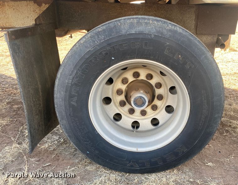 image for item DM8300 1999 Barrett  livestock trailer