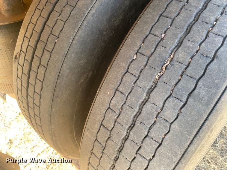 image for item DM8300 1999 Barrett  livestock trailer