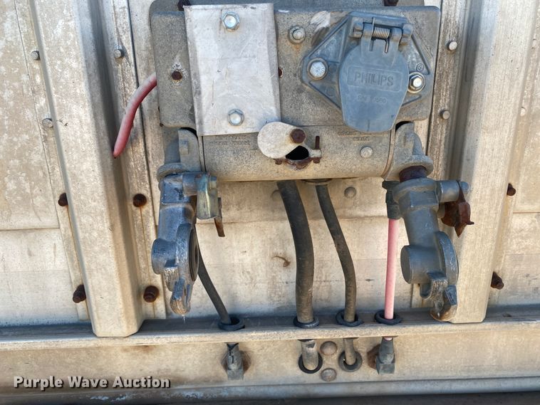 image for item DM8300 1999 Barrett  livestock trailer