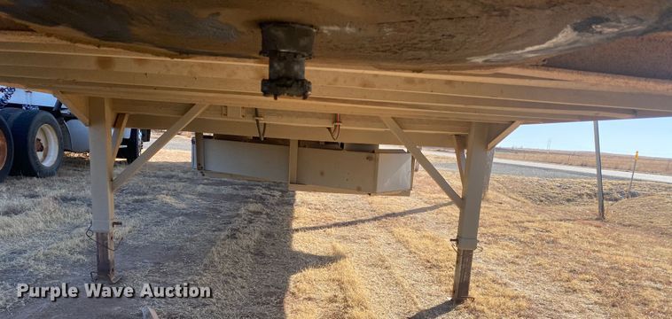 image for item DM8300 1999 Barrett  livestock trailer