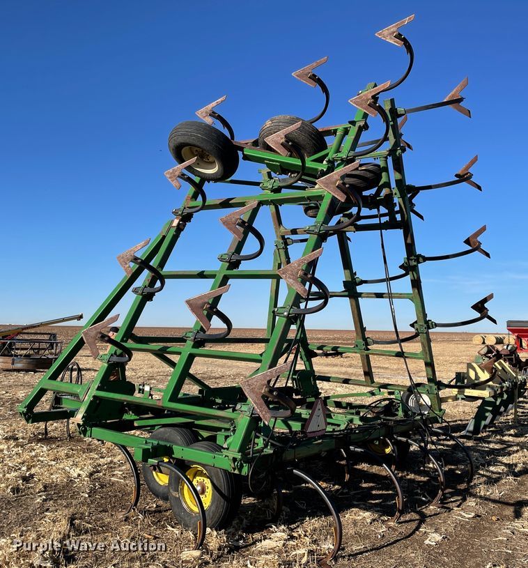 image for item DN0192 John Deere 610  field cultivator