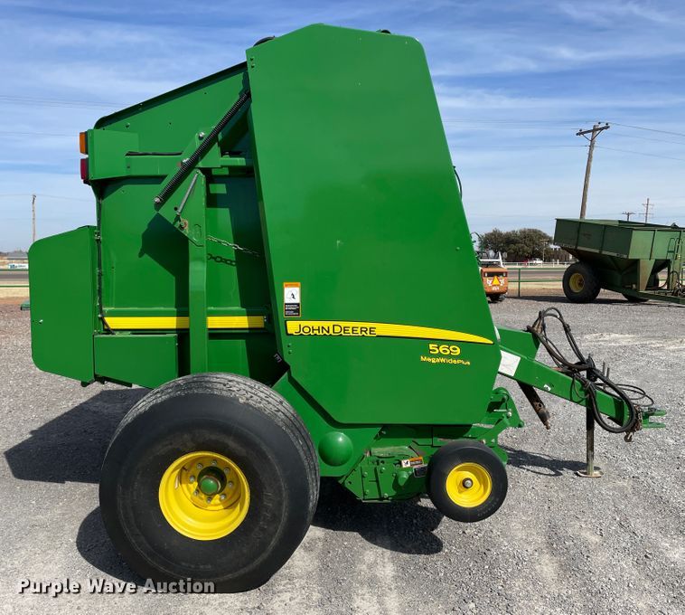 image for item DN0203 2014 John Deere 569  round baler
