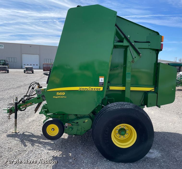image for item DN0203 2014 John Deere 569  round baler