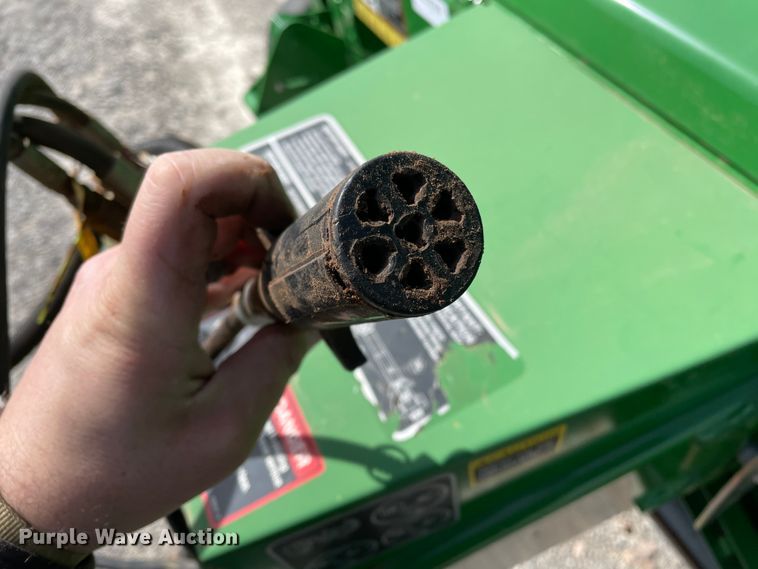 image for item DN0203 2014 John Deere 569  round baler