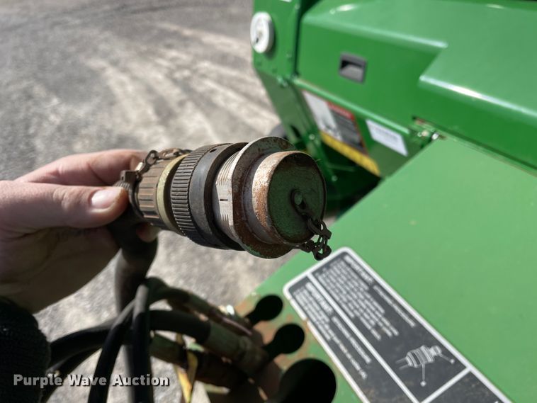 image for item DN0203 2014 John Deere 569  round baler