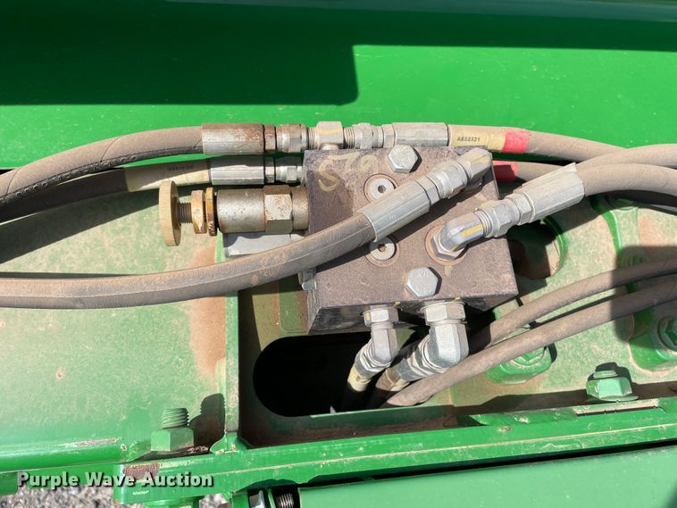 image for item DN0203 2014 John Deere 569  round baler