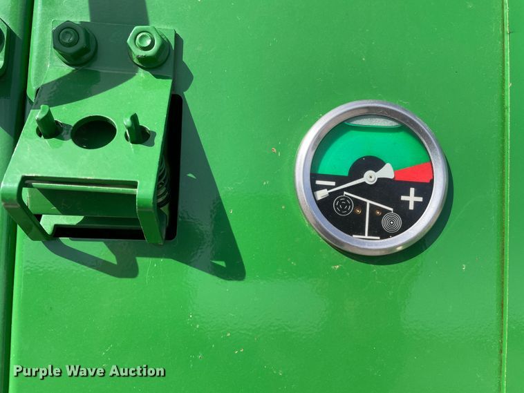 image for item DN0203 2014 John Deere 569  round baler