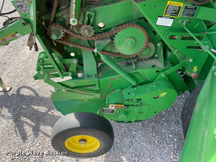image for item DN0203 2014 John Deere 569  round baler