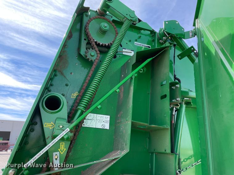 image for item DN0203 2014 John Deere 569  round baler