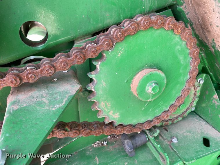 image for item DN0203 2014 John Deere 569  round baler