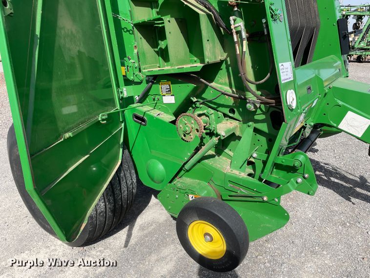 image for item DN0203 2014 John Deere 569  round baler