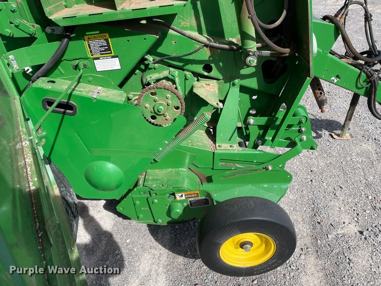 image for item DN0203 2014 John Deere 569  round baler