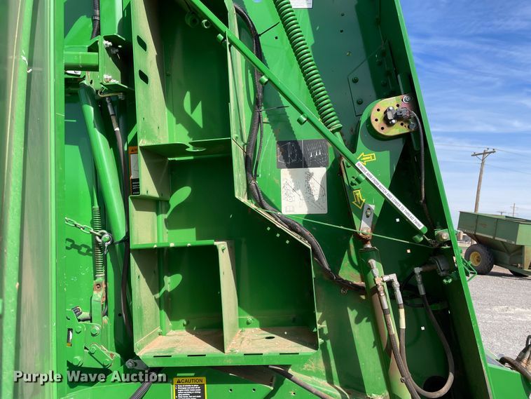 image for item DN0203 2014 John Deere 569  round baler