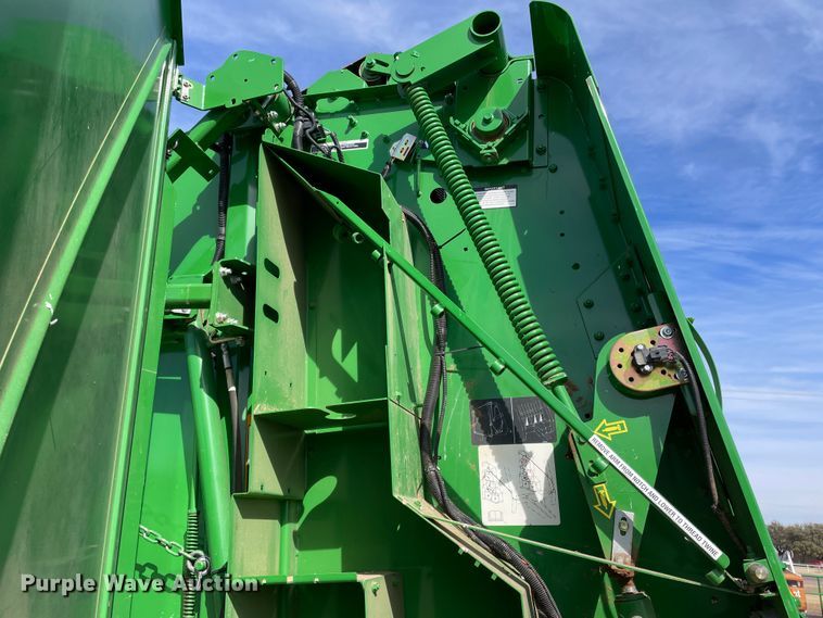image for item DN0203 2014 John Deere 569  round baler