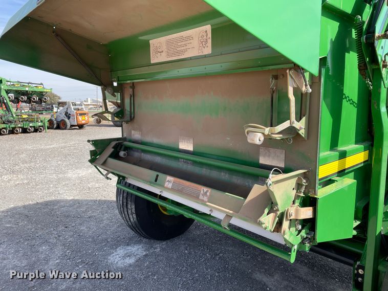 image for item DN0203 2014 John Deere 569  round baler