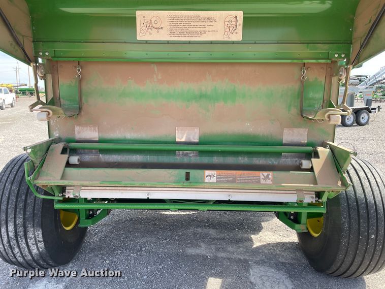 image for item DN0203 2014 John Deere 569  round baler