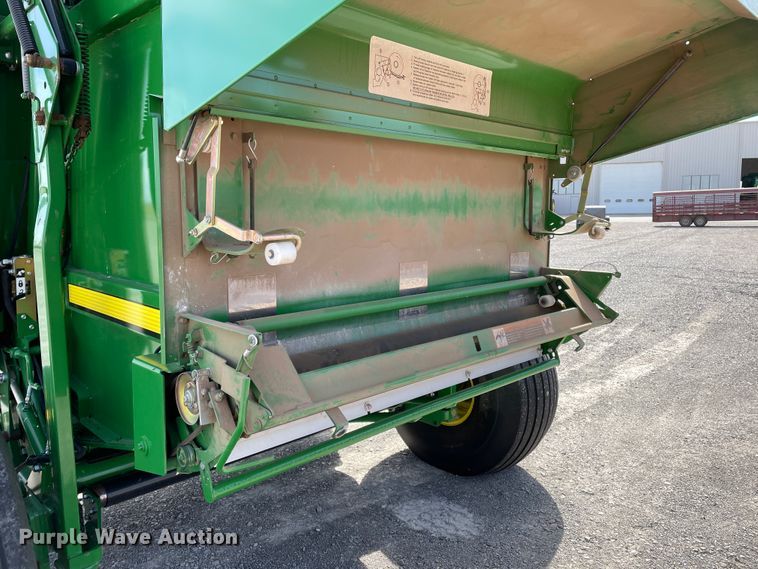 image for item DN0203 2014 John Deere 569  round baler