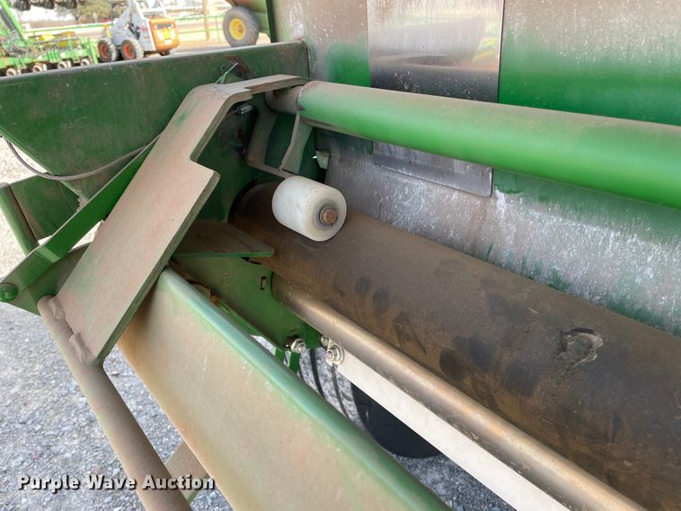 image for item DN0203 2014 John Deere 569  round baler