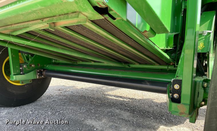 image for item DN0203 2014 John Deere 569  round baler