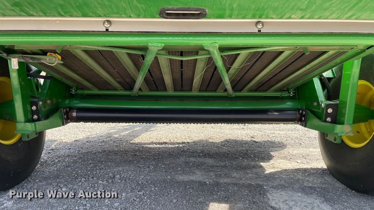 image for item DN0203 2014 John Deere 569  round baler