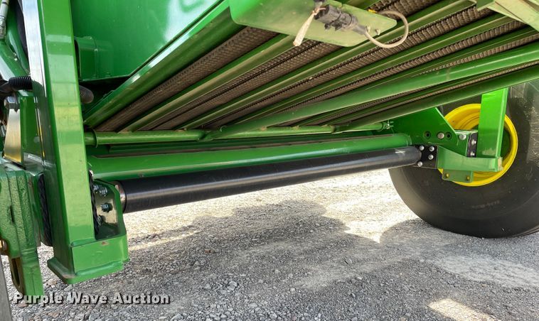 image for item DN0203 2014 John Deere 569  round baler