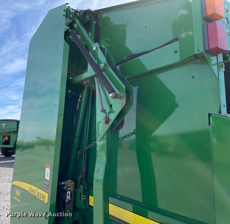 image for item DN0203 2014 John Deere 569  round baler