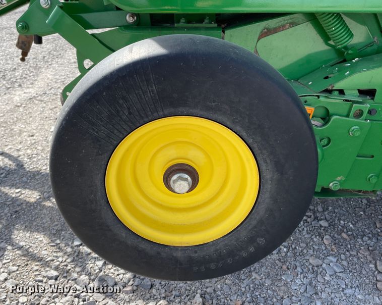 image for item DN0203 2014 John Deere 569  round baler