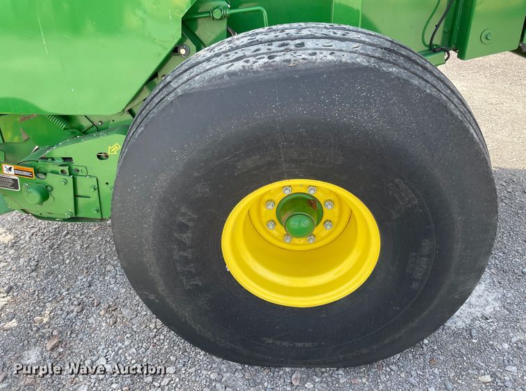 image for item DN0203 2014 John Deere 569  round baler