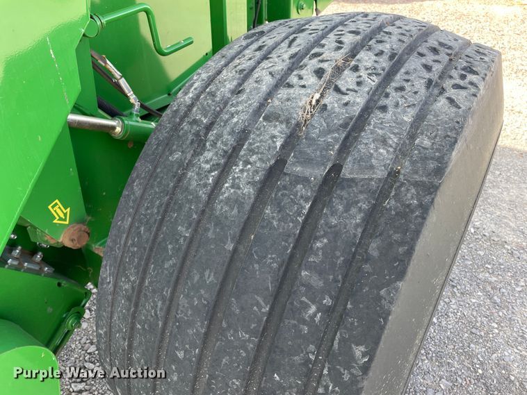 image for item DN0203 2014 John Deere 569  round baler